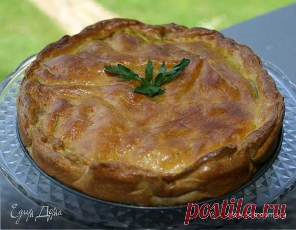 Слоеный пирог с курицей. Ингредиенты: сливочное масло, куриные грудки, сало с мясными прослойками Если нет времени делать тесто, возьмите 2 пласта готового бездрожжевого слоеного теста.