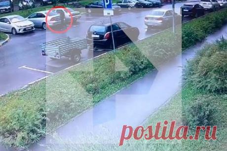 Момент преследования мигрантом бегуньи в Подмосковье сняли на видео. В городе Нахабино Московской области момент преследования мигрантом совершавшей пробежку девушки сняли на видео. На кадрах видно, как молодой человек неотступно следует за спортсменкой. Предположительно, видео снято до того, как он напал на девушку, ударив ее кулаком в лицо.