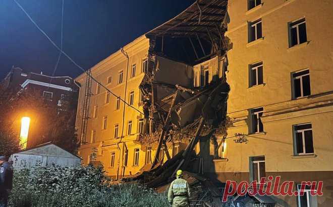 Появились кадры обрушения пятиэтажного здания в Уфе. В Уфе на улице Коммунистической обрушилась часть стены заброшенного пятиэтажного дома, сообщили в пресс-службе регионального МЧС.