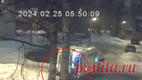 Врачи выбросили из машины скорой помощи пьяного россиянина и уехали. Нетрезвого жителя Архангельска выбросили из машины скорой помощи и оставили на проезжей части около жилых домов, медиков ждет проверка. Видео произошедшего опубликовали в социальных сетях очевидцы. Инцидент произошел 25 февраля в ...