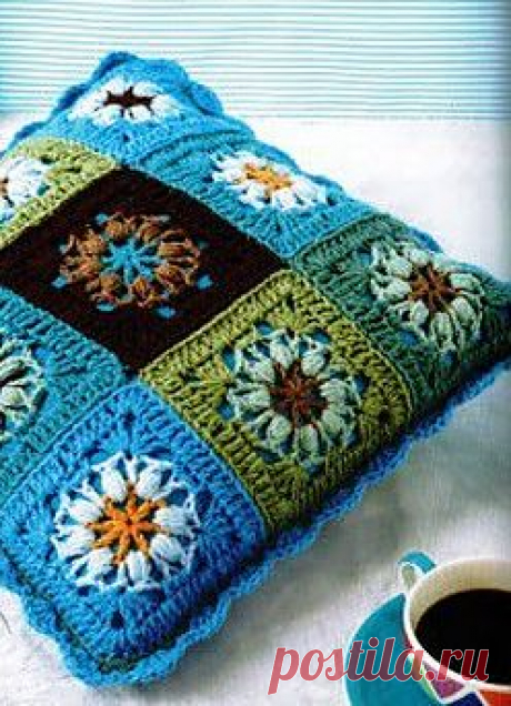 Подушка из мотивов крючком