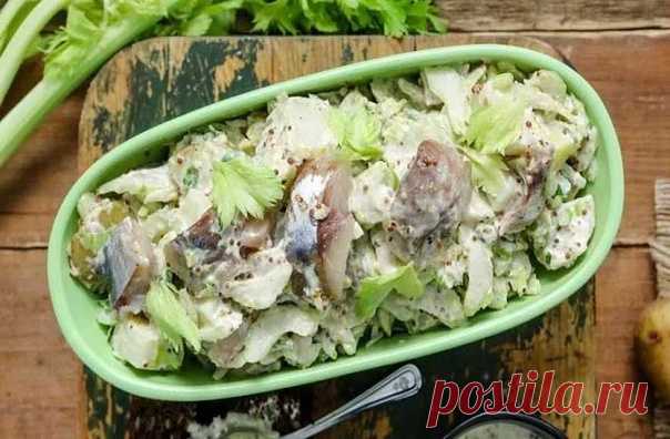 Пост на стене Салат из скумбрии с картофелем и сельдереем👩‍🍳Для этого салата лучше всего использовать молодой сельдерей. Чем моложе сельдерей, тем нежнее и изысканнее будет его вкус. Даже если вы купите в супермаркете стандартную упаковку черешков, старайтесь выбирать те, что растут в центре куста. Самые нежные стебли можно отличить по светлым листочкам.Ингредиенты: на 4 порции:- 1 скумбрия горячего или холодного копчения- 300 г молодо...