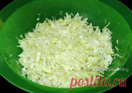 Запеканка из капусты с мясом
Итого на 100 грамм - 157.97 ккалБ/Ж/У - 8.72/10.50/6.77 

Капуста белокочанная - 400 гр.
Фарш – 400 гр.
Лук – 1 шт.
Морковь – 1 шт.
Масло для обжарки мяса
Перец черный молотый - по вкусу
Соль - по вкусу

Для заливки:

Сметана – 6 ст. л.
Яйца – 3 шт.
Мука – 3 ст. л.
Соль - по вкусу
Сыр твердый – 50 гр. для посыпки

Приготовление:

Белокочанную капусту нашинковать, обмять.

Порезать лук, натереть на терке морковь, сыр.
Обжарить лук, морковь, фарш...