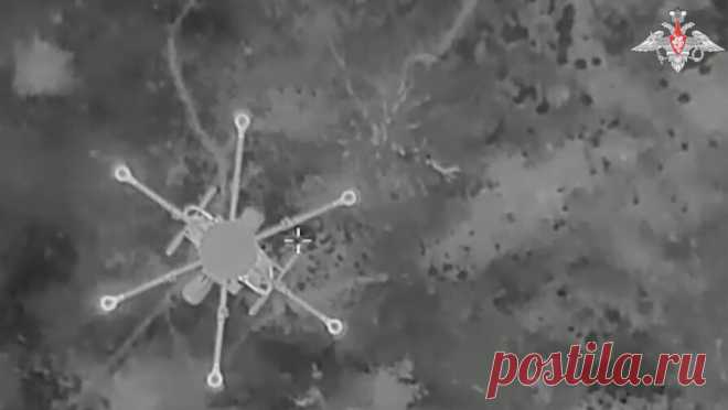Российские военные обезвредили дрон ВСУ с помощью сети. Минобороны РФ опубликовало в Telegram-канале кадры из Курской области, на которых российские военные обезвреживают беспилотник "Баба-яга" ВСУ, сбросив на него сеть. "На кадрах объективного контроля – обезвреживание ...