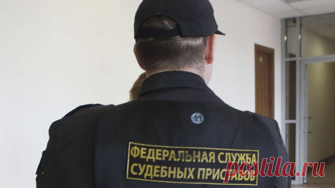 Суд арестовал счета умершего в СИЗО фигуранта по делу о снабжении армии. Десять банковских счетов предпринимателя Игоря Котельникова, который был замешан в деле о поставках сухпайков для армии, были заморожены. Котельников был задержан в начале июня по обвинению в кражах у Министерства обороны, и менее чем ...