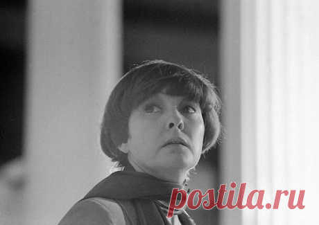 Белла Ахмадулина 
 
Опять сентябрь, как тьму времён назад, 
и к вечеру мужает юный холод. 
Я в таинствах подозреваю сад: 
всё кажется - там кто-то есть и ходит. 
 
Мне не страшней, а только веселей, 
что призраком населена округа. 
Я в доброте моих осенних дней 
ничьи шаги приму за поступь друга. 
 
Мне некого спросить: а не пора ль 
списать в тетрадь - с последнею росою 
траву и воздух, в зримую спираль 
закрученный неистовой осою.