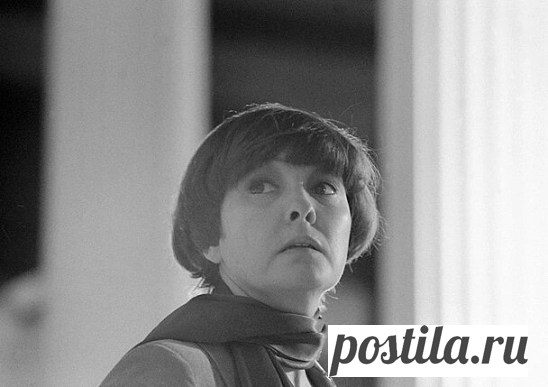Белла Ахмадулина 
 
Опять сентябрь, как тьму времён назад, 
и к вечеру мужает юный холод. 
Я в таинствах подозреваю сад: 
всё кажется - там кто-то есть и ходит. 
 
Мне не страшней, а только веселей, 
что призраком населена округа. 
Я в доброте моих осенних дней 
ничьи шаги приму за поступь друга. 
 
Мне некого спросить: а не пора ль 
списать в тетрадь - с последнею росою 
траву и воздух, в зримую спираль 
закрученный неистовой осою.