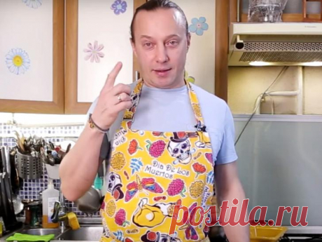 Вкуснятина, когда продуктов особо нет: Емельяненко берет шпроты, взбивает с сырком, укропом и намазывает на хлеб Шеф-повар готовил ее в отрочестве и сейчас иногда балует свою семью.
