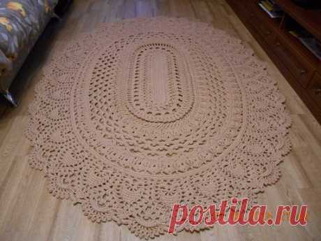 "МАЙСКОЕ ЧУДО" овальный ковер с описанием вязания.

Показывала тут https://www.stranamam.ru/post/9786373/ свой ковер "Майское чудо", и вот на конец-то я переписала с черновика свои записи. 

На первый взгляд, не все понятно, но те кому оооочень нужно всё поймут ( ну и я есть, подскажу). 

Размер 230*180, вес 7,300 кг, связан из полиэфирного шнура 4,5 мм, крючок кловер №6,
расход шнура - ушло 2203 метра (если считать мотками, то 11 мотков по 200 метров, плюс еще 3 метра). 

...