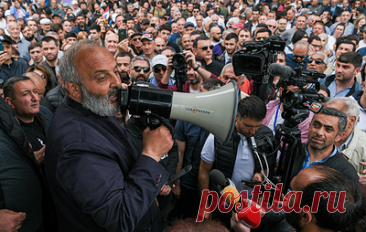 В Ереване началась очередная акция оппозиции. Участники начали свой марш по проезжей части в сопровождении полиции, которая не препятствует акции