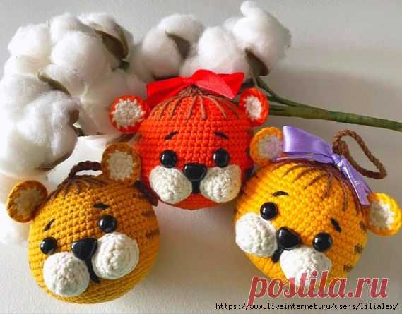 Тигры-шары крючком Описание | Вязаные игрушки. Мастер-классы, схемы, описание.  Автор - Ирина Тараканова Размер вязаной игрушки примерно 8 см. Для изготовления такого маленького тигра автор использовал пряжу YarnArt Jeans и крючок подходящего размера. Вязаного тигрёнка можно использовать в качестве брелка, подвески или ёлочного украшения. 1. 2. 3. 4. 5. ...