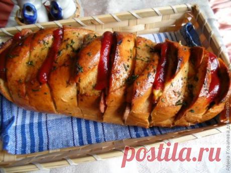 Ароматный батон с колбасой и сыром