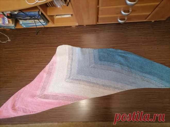 Оригинальная ассиметричная шаль связана спицами из 100% шерсти(ангора). Пряжа мягкая и шелковистая, немного колется.
Шаль имеет форму неправильного треугольника с вытянутыми концами. 
Треугольная шаль, правильный треугольник, визуально ассиметричный благодаря комбинированию узоров. Такой аксессуар не несомненно станет изюминкой и подчеркнет индивидуальность.