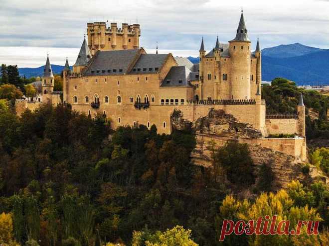 Дворец испанских королей - замок Алькасар (Alcаzar) в старинном городе Сеговия (Испания).