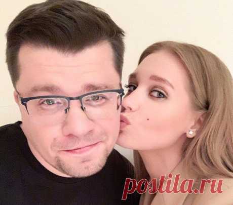 Харламов поменял Асмус на ее «двойника»: какие еще звезды выбирают себе одинаковых женщин
Многие замечают, что у спутниц некоторых шоуменов, есть похожие черты. Меня это не удивляет. Некоторых мужчин впечатляет только определенный типаж женщин. Такие девушки становятся своеобразным образцом красоты и обаяния. Именно поэтому после расставания мужчины находят себе копию бывшей. Избранницы Гарика...
Читай дальше на сайте. Жми подробнее ➡