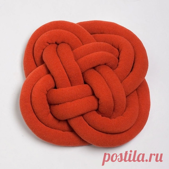 Оригинальная подушка-узел: мастер-класс и идеи 
Материалы:
 
Отрез ткани 4 метра длиной и 20 сантиметров ширинойСинтепон или любой другой набивочный материалИголка с ниткойШвейная машинкаДлинная тонкая деревянная палочка для утрамбовки синтепона
П…