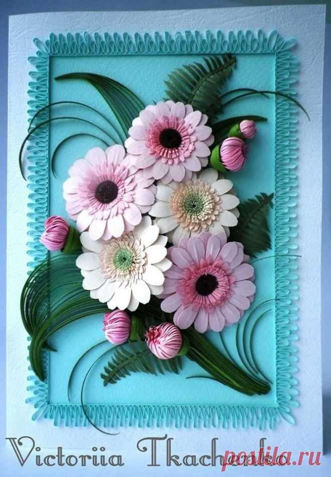 ​Восхитительные идеи картин с объёмными цветами из бумаги Восхитительные идеи картин с объёмными цветами из бумагиИх можно поместить под стекло.Но даже если этого не делать, любой рукодельнице важнее удовольствие от процесса творчества, чем то, сколько веком созданный предмет прослужит.