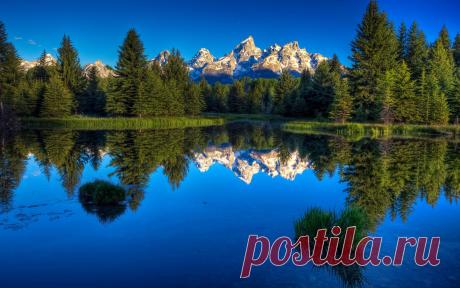 Обои на рабочий стол с природой - «Спокойное лесное озеро в горах»...