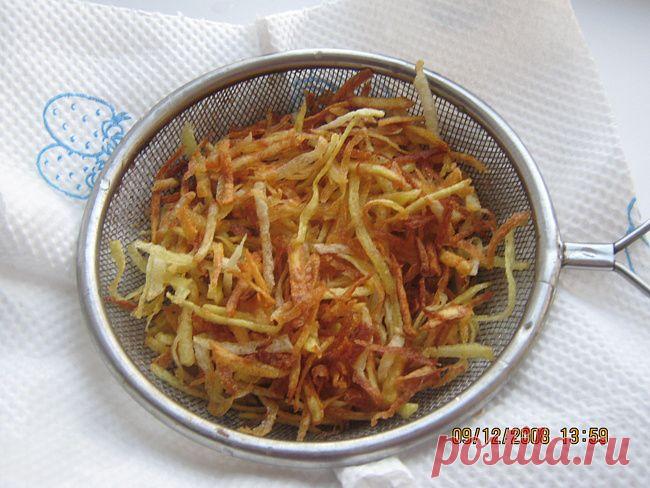 Картофель,  достаю шумовкой и выкладываю на бумажное полотенце, чтобы убрать лишний жир. А уже и горох готов.Теперь опускаю картофель и морковь с луком.