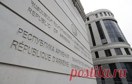 МИД Армении выразил недовольство российскому послу в связи с инцидентом на границе. Это связано с инцидентом у моста Акари, в котором были задействованы российские миротворцы, указали в министерстве