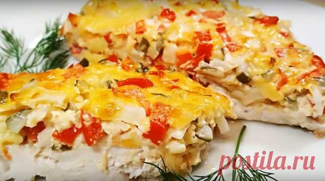 Курица с солеными огурцами: дежурный ужин на скорую руку Курица с солеными огурцами, запеченная в духовке под ароматной «шубкой», получается невероятно нежной и вкусной. Необычное, но очень аппетитное блюдо придется по вкусу всем и каждому. Можете подать ее на ужин или на праздничный стол: везде будет к месту и первой уйдет со стола.