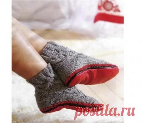 Носочки-тапочки Для носков нам понадобится: — Пряжа акрил или шерсть серого цвета 1 моток; — Пряжа красная для отделки и пришивания подошвы; — Искусственная коша красного или коричневого цветов; — Спицы №4 (5 штук); — Вспомогательная спица; — Толстая игла. 1. Наберем на 4 спицы по 12 петель (всего должно получиться 48 петель на спицах), и …