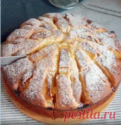 Творожная шарлотка . Такой рецепт вы еще не пробовали .
Вкусно как у бабули ...Всегда спасает!
Такой пирог влюбит в себя многих, ведь готовить его мега просто, а кушать очень вкусно.


яйца 5шт
сахар 250г
сливочное масло 200г(растопить)
творог 350-400г
мука 400-450г
разрыхлитель 10г
яблоки 2шт
Приготовление:

Яйца хорошо взбить с сахаром, добавляем растопленное сливочное масло, творог, просеиваем муку и разрыхлитель хорошо перемешиваем, тесто обязательно должно получится густым