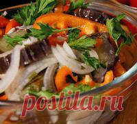 Баклажаны промываем, удаляем листья, запускаем в кипящую воду на 5-7 минут. Вынимаем и даем остыть. Перец нарезаем полукольцами, лук – кольцами