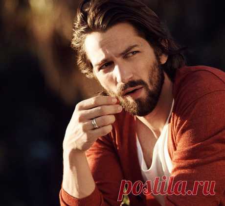 Три вещи, за которые расплата будет быстрой и сильной Есть три вещи, за которые расплата будет быстрой и мощной. И неожиданной. Потому что это вполне невинные, в сущности, вещи. Не преступления и даже не проступки. Просто слова. Болтовня, можно сказать. Самоуверенная болтовня. Но расплата неминуемо наступает в таких случаях. Словно человек вызвал "чёрных коллекторов" по прямому номеру в свою жизнь.