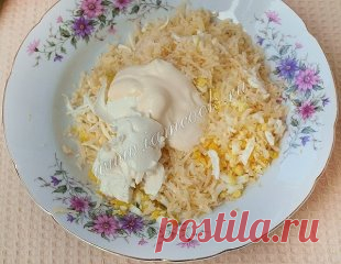 Праздничные бутерброды со шпротами
Ингредиенты:
Шпроты - 1 банка;
Огурец свежий - 1 шт;
Помидор свежий - 1 шт;
Лук зелёный - 2 шт;
Яйца варёные - 3 шт;
Чеснок - 1-2 зубчика;
Плавленый сыр - 2 ст.л;
Твёрдый сыр - 50 грамм;
Майонез - 1 ст.л;
Чёрный перец - по вкусу;
Укроп или петрушка - по вкусу;
Листья салата - для подачи.
Описание процесса приготовления:
Наверно трудно представить себе праздничный стол без бутербродов. С закуски начинают практически каждое застолье и уж какое превеликое множеств