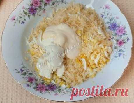 Праздничные бутерброды со шпротами
Ингредиенты:
Шпроты - 1 банка;
Огурец свежий - 1 шт;
Помидор свежий - 1 шт;
Лук зелёный - 2 шт;
Яйца варёные - 3 шт;
Чеснок - 1-2 зубчика;
Плавленый сыр - 2 ст.л;
Твёрдый сыр - 50 грамм;
Майонез - 1 ст.л;
Чёрный перец - по вкусу;
Укроп или петрушка - по вкусу;
Листья салата - для подачи.
Описание процесса приготовления:
Наверно трудно представить себе праздничный стол без бутербродов. С закуски начинают практически каждое застолье и уж какое превеликое множеств