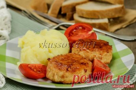 Зразы мясные с сыром и зеленью Очень вкусными получаются мясные зразы с сыром, рецепт особенно актуальным будет после праздников, когда остается сырная нарезка и небольшой кусочек мяса или немного фарша. Соединив все это в одном блюде, получим аппетитные мясные котлетки с начинкой из расплавленного сыра, чесночка и зелени.