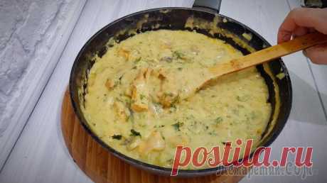 Универсальная грибная подлива с курицей куриное филе 300-400 гр.луковица 1 шт.карри, паприка по 1 ч.л.грибы 200 гр.сольперецсметана 200 гр.сливочное масло 50 гр.бульон куриный 400 мл.мука 2 ст.л.укропмускатный орех щепотка Куриное филе наре...