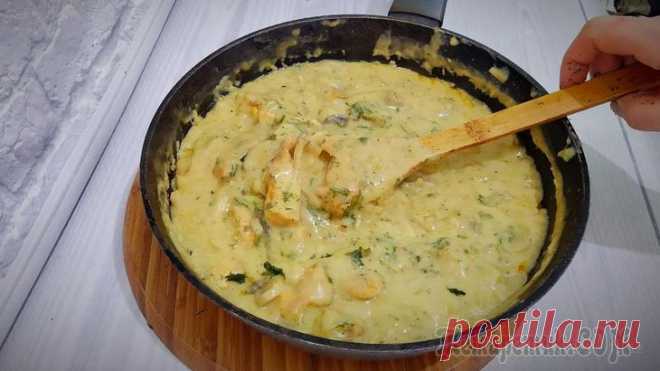 Универсальная грибная подлива с курицей куриное филе 300-400 гр.луковица 1 шт.карри, паприка по 1 ч.л.грибы 200 гр.сольперецсметана 200 гр.сливочное масло 50 гр.бульон куриный 400 мл.мука 2 ст.л.укропмускатный орех щепотка Куриное филе наре...