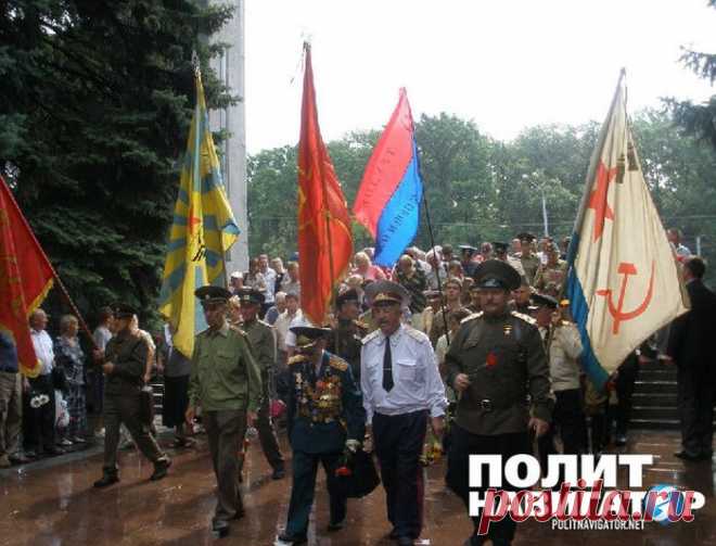 Харьковчане вышли на митинг с советской символикой, несмотря на её запрет