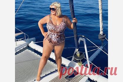 Сбросившая 22 килограмма модель показала фигуру в купальнике. Телезвезда и популярная плюс-сайз-модель Джемма Коллинз, которая сбросила более 20 килограммов, показала свою фигуру в откровенном наряде. Полная манекенщица опубликовала кадр, на котором она позирует на борту яхты. Фотограф заснял ее в слитном купальнике с анималистичным принтом и солнцезащитных очках черного цвета.