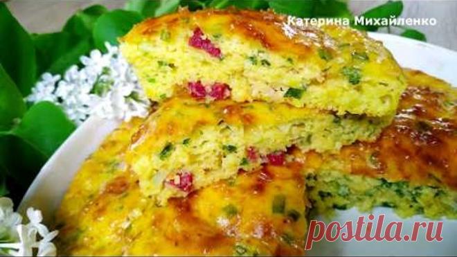 Пирог "Выручайка" 

Ингредиенты
Кефир – 250 мл.
Яйца – 2 шт.
Соль – 1/3 ч.л.
Мука – 160 гр.
Разрыхлитель – 10 гр.
Зеленый лук – 1 пучок
Колбаса (сосиски) отварное мясо – 80-100 гр.
Твердый сыр – 80 гр.
Сливочное масло – 20 гр.
Форма для ...