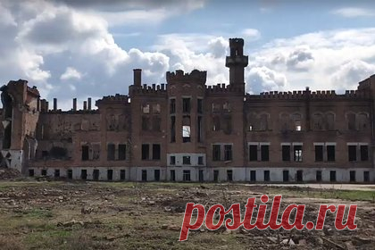 В Грозном благоустроят «Английский замок». В Грозном благоустроят территорию вокруг «Английского замка». Об этом сообщает портал «Это Кавказ» со ссылкой на мэрию столицы Чечни. Как отмечается, в рамках работ планируется очистить само здание, а также привести в порядок близлежащую территорию. В настоящее время к работе уже привлечены десять единиц спецтехники.