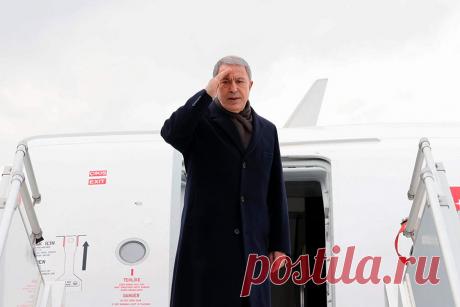 В Москве прошли переговоры министров обороны Сирии, Турции и России. В Москве прошли трехсторонние переговоры министров обороны России Сергея Шойгу, Сирии Али Махмуда Аббаса и Турции Хулуси Акара.