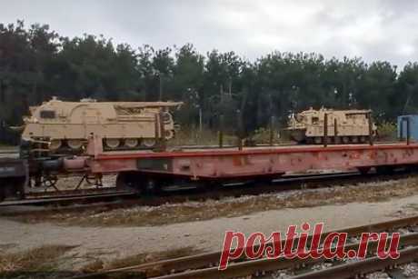 В Греции сошел с рельсов поезд с военной техникой НАТО. Недалеко от порта Александруполис на севере Греции с рельсов сошел поезд с военной техникой армии США. Инцидент произошел утром 2 декабря после того, как американские танки и бронемашины были выгружены в порту и поезд начал движение по направлению к границе НАТО. Однако у Французского вокзала состав сошел в рельс.