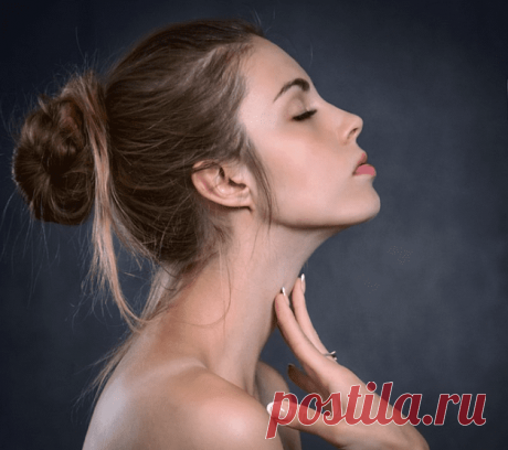 Белая и гладкая: 7 эффективных средств ухода для шеи и декольте. Шея – коварный предатель, она всегда готова выдать возраст женщины. А если за ней не ухаживать, то добавить к ее подлинному возрасту пяток-десяток лет. Какие же средства эффективны для шеи и декольте?