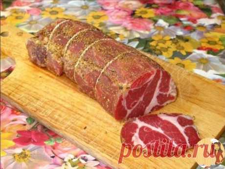 Любимая полендвица 
Покупаем хорошее мясо — в магазинах оно называется «вырезкой» или мясом «для отбивных» (я люблю, чтобы там был всего лишь миллиметровый слой сала по краешку, но моя коллега использует и шею, потому что любит сальные прожилки). 
Кстати, это будет чуть ли не вдвое дешевле, чем покупать полендвицу готовую — а уж разница во вкусе! 
Итак, покупаем. В тот же день начинаем многодневный процесс готовки. 
Кипятим три литра воды. В кипяток всыпаем пол-литра крупной соли. Соль раств
