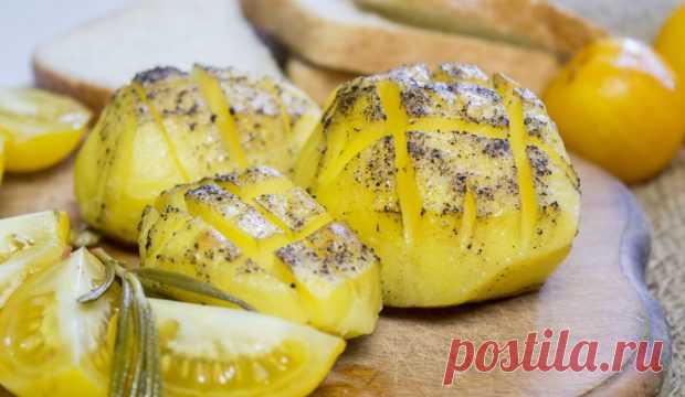 Запеченная картошка - сочная внутри и хрустящая снаружи. Просто, но как же вкусно! Рецепт все случаи жизни!