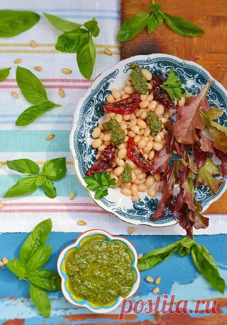 О вкусной и здоровой пище, - Фасолевый салат с вялеными томатами и песто