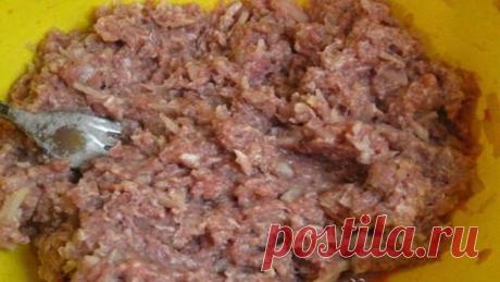 Чебупели Сегодня вы узнаете, как приготовить чебупели. Блюдо с интересным названием является достаточно несложным. В приготовлении участвуют такие ингредиенты, как мясной фарш и тесто. Приступим и попробуем!		 Ингредиенты: Фарш свино-говяжий500 грамм, Молоко100 грамм, Лук репчатый200 грамм, Черный молотый пе