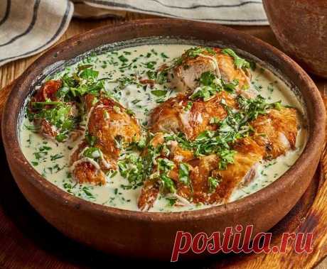 Чкмерули.

Очень вкусное блюдо грузинской кухни. Нам оно нравится даже больше чем цыпленок табака. За счет соуса (и предварительного вымачивания) мясо получается очень сочным и нежным.

Вам потребуется:

1 небольшой цыпленок
2-3 зубчика чеснока
200мл молока
молотый перец
вода и соль для маринада
растительное масло

Как готовить:

1. Цыпленка положить в глубокую миску и залить рассолом (на 1 стакан воды, 1 ст.л. соли) так чтоб он был полностью покрыт. Оставить на 1 час.

2....