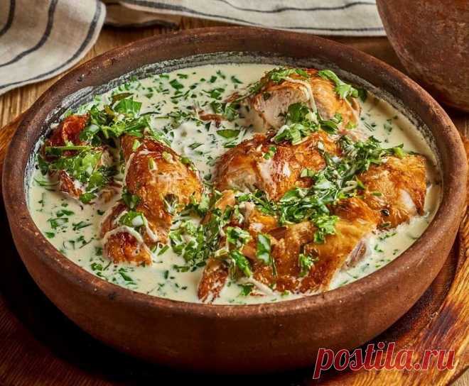 Чкмерули.

Очень вкусное блюдо грузинской кухни. Нам оно нравится даже больше чем цыпленок табака. За счет соуса (и предварительного вымачивания) мясо получается очень сочным и нежным.

Вам потребуется:

1 небольшой цыпленок
2-3 зубчика чеснока
200мл молока
молотый перец
вода и соль для маринада
растительное масло

Как готовить:

1. Цыпленка положить в глубокую миску и залить рассолом (на 1 стакан воды, 1 ст.л. соли) так чтоб он был полностью покрыт. Оставить на 1 час.

2....