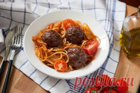 ​Мясные шарики со спагетти в томатном соусе