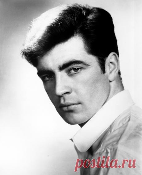 Алан Бейтс, 17 февраля, 1934
 • 27 декабря 2003