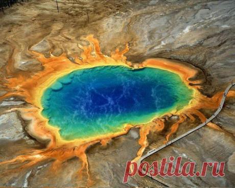 "Кипящее озеро"
Этот марсианский пейзаж можно увидеть в Национальном парке Йеллоустоун в США. В записях первооткрывателей Большой призматический источник упоминается как «кипящее озеро». Благодаря ярко окрашенным бактериям и водорослям дно мелкого озера, образовавшегося у выхода горячего источника, переливается всеми цветами радуги.